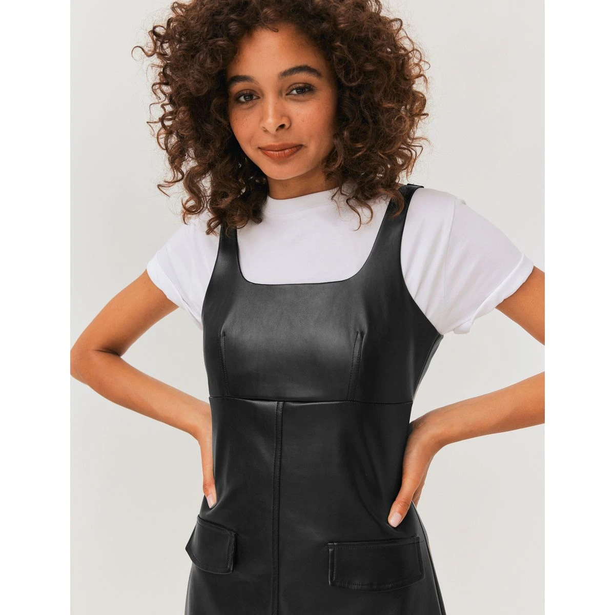 Robe Chasuble En Simili Cuir 7 Robe Chasuble En Simili Cuir – Image 7