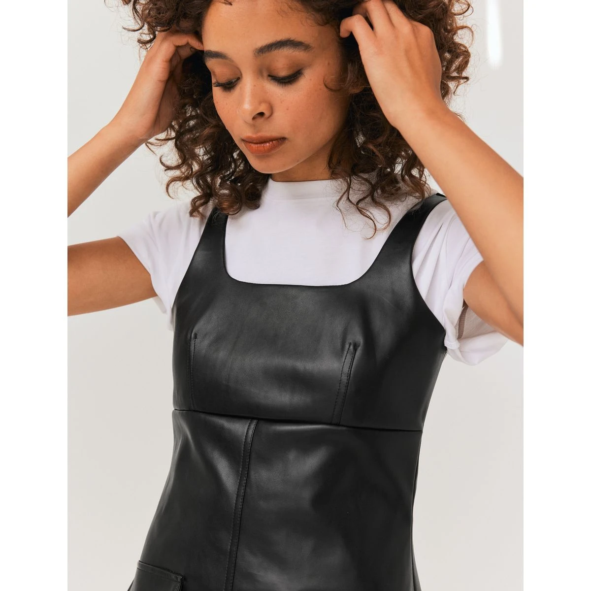 Robe Chasuble En Simili Cuir 8 Robe Chasuble En Simili Cuir – Image 8