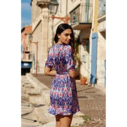 LA PETITE ETOILE Robe Courte Evasée Imprimé Graphique IONE -Velousia Soldes Boutique 9ed3ab4325952bb17a1216980e5270d1
