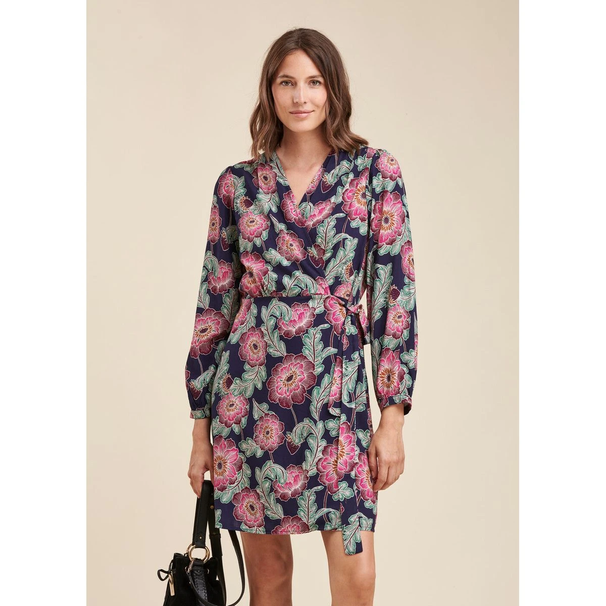 Robe Portefeuille Courte à Imprimé Fleuri 5 Robe Portefeuille Courte à Imprimé Fleuri – Image 5